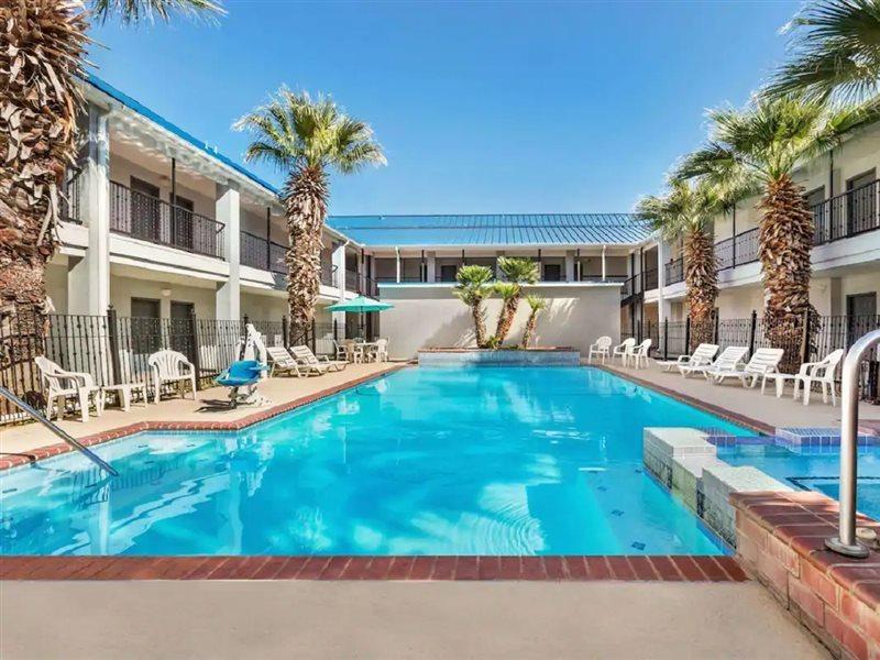Howard Johnson By Wyndham San Antonio Hotel & Suites Bagian luar foto