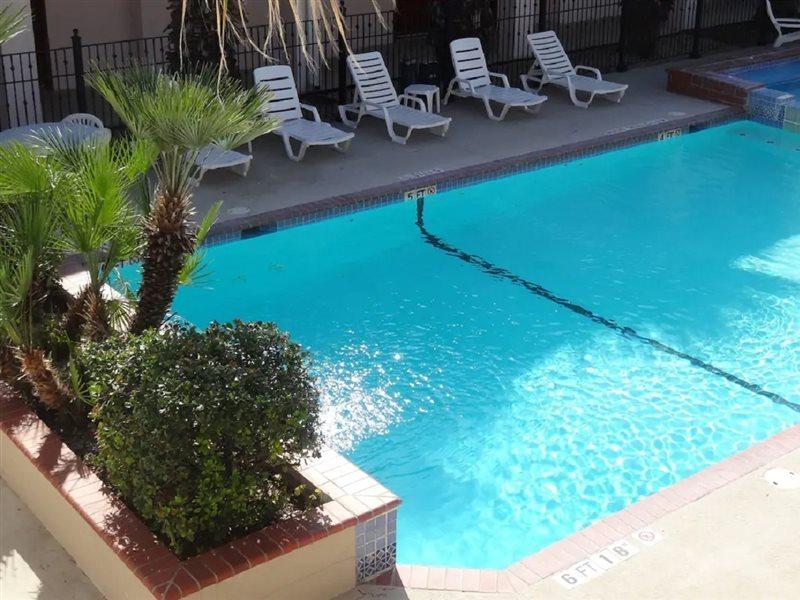Howard Johnson By Wyndham San Antonio Hotel & Suites Bagian luar foto