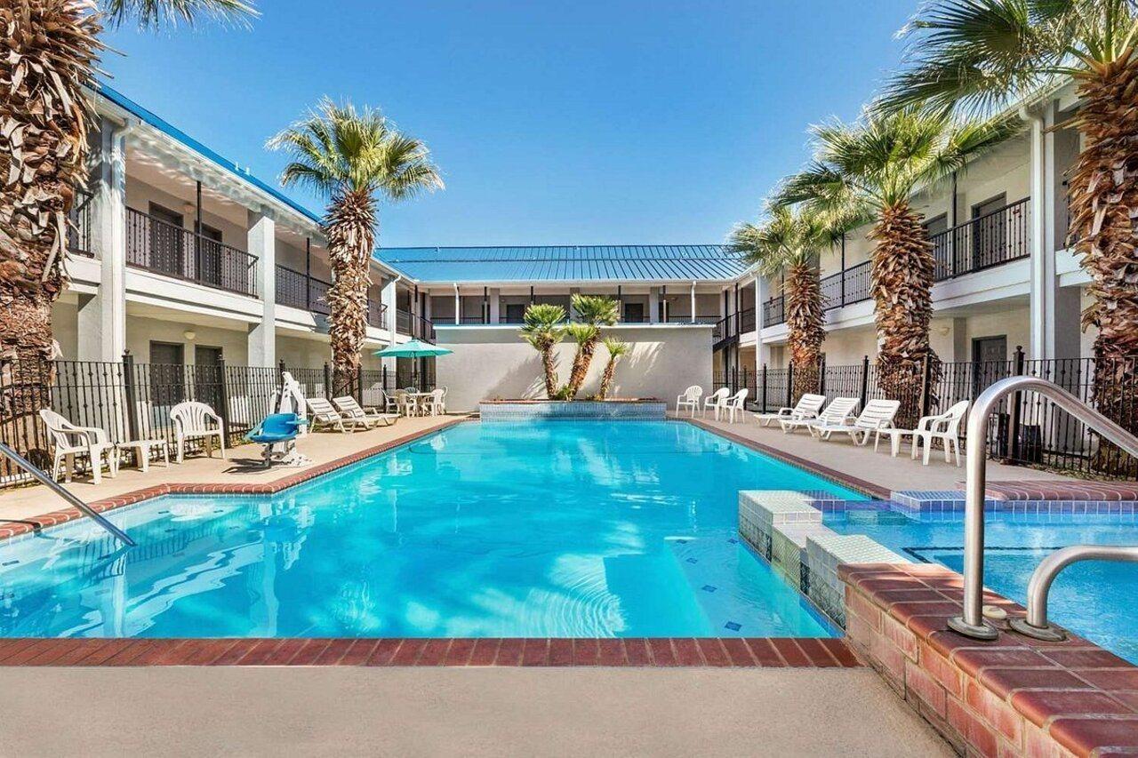 Howard Johnson By Wyndham San Antonio Hotel & Suites Bagian luar foto
