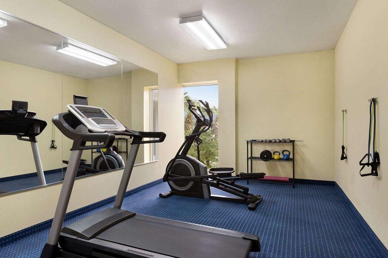 Howard Johnson By Wyndham San Antonio Hotel & Suites Bagian luar foto