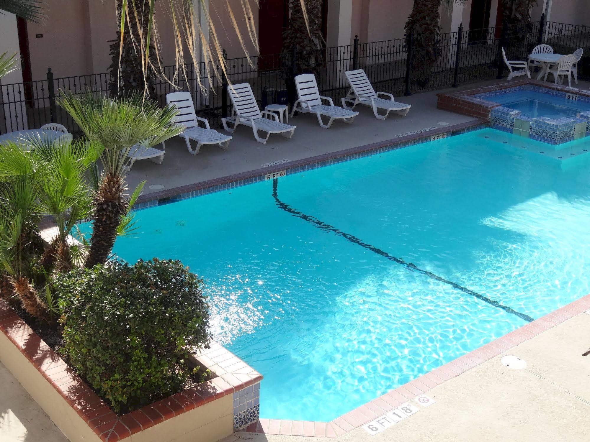 Howard Johnson By Wyndham San Antonio Hotel & Suites Bagian luar foto