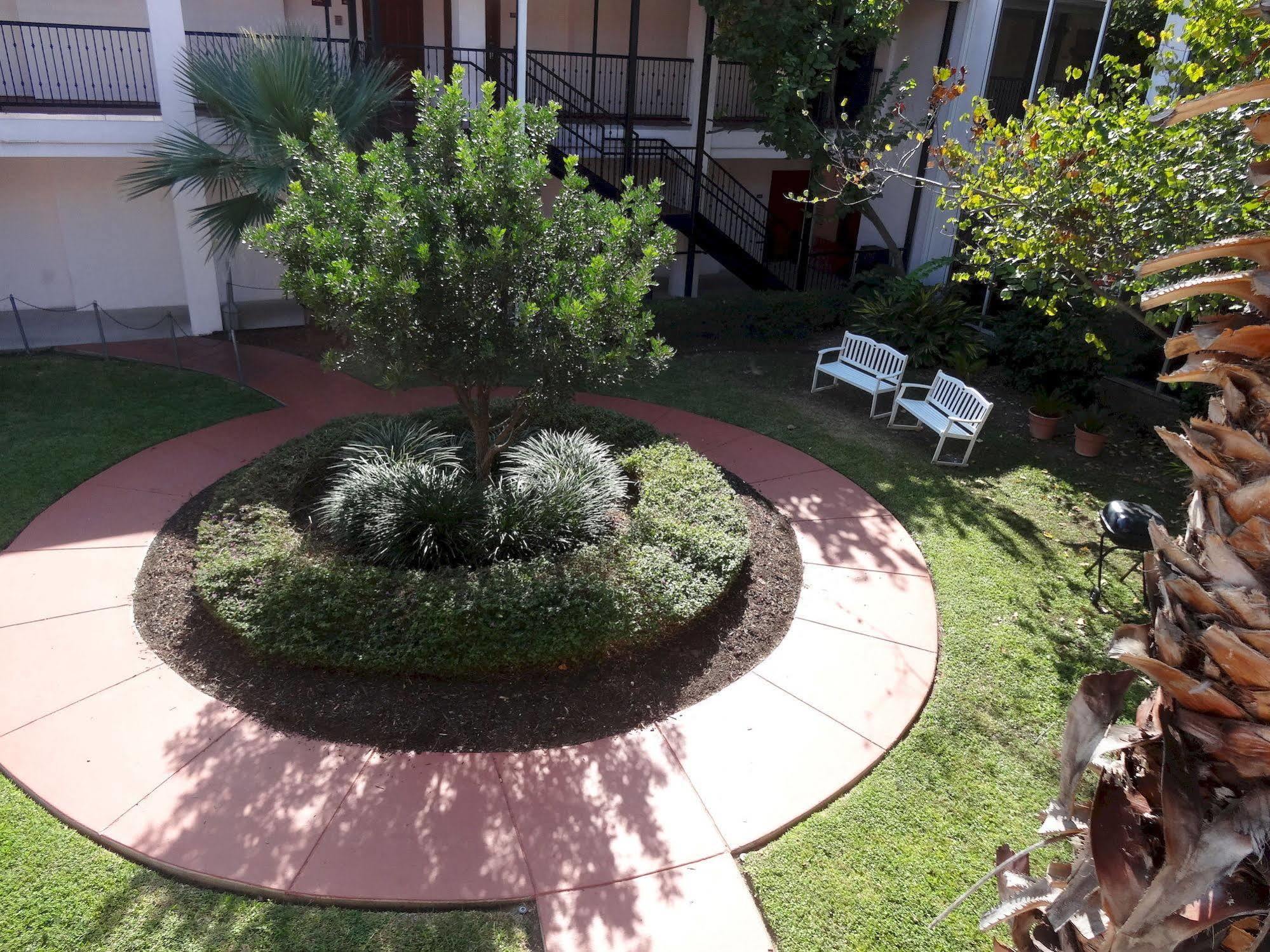 Howard Johnson By Wyndham San Antonio Hotel & Suites Bagian luar foto