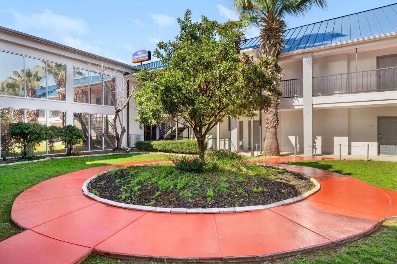 Howard Johnson By Wyndham San Antonio Hotel & Suites Bagian luar foto