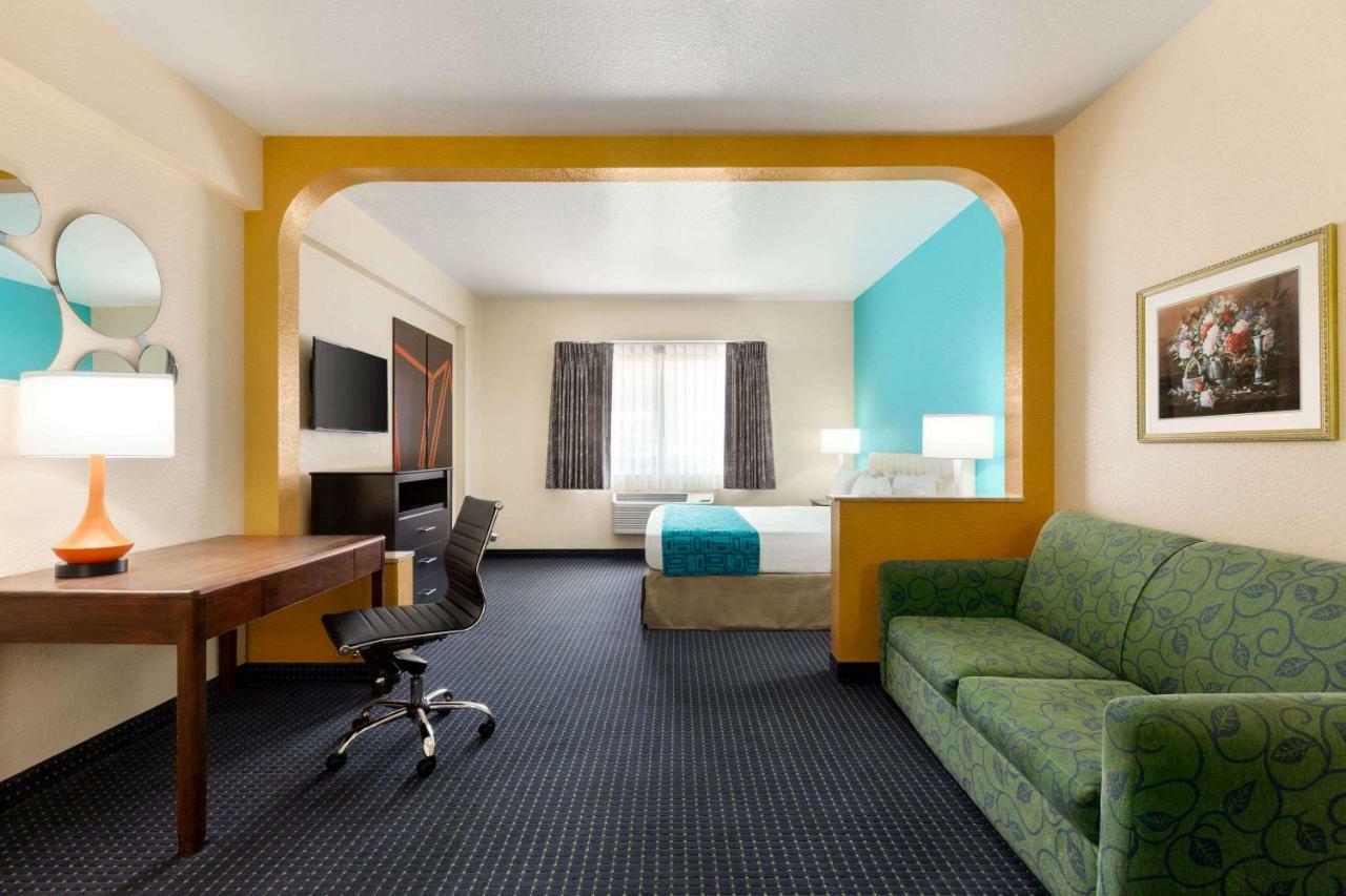 Howard Johnson By Wyndham San Antonio Hotel & Suites Bagian luar foto