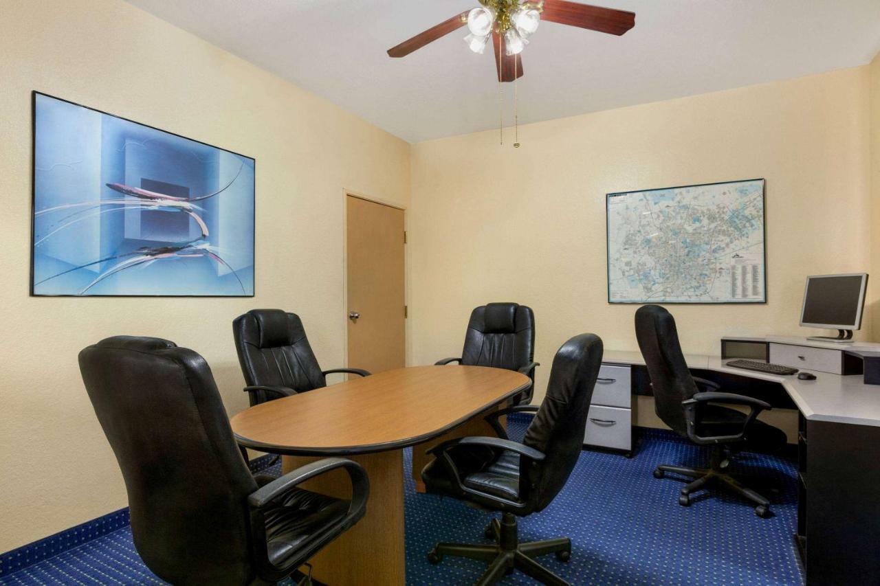 Howard Johnson By Wyndham San Antonio Hotel & Suites Bagian luar foto
