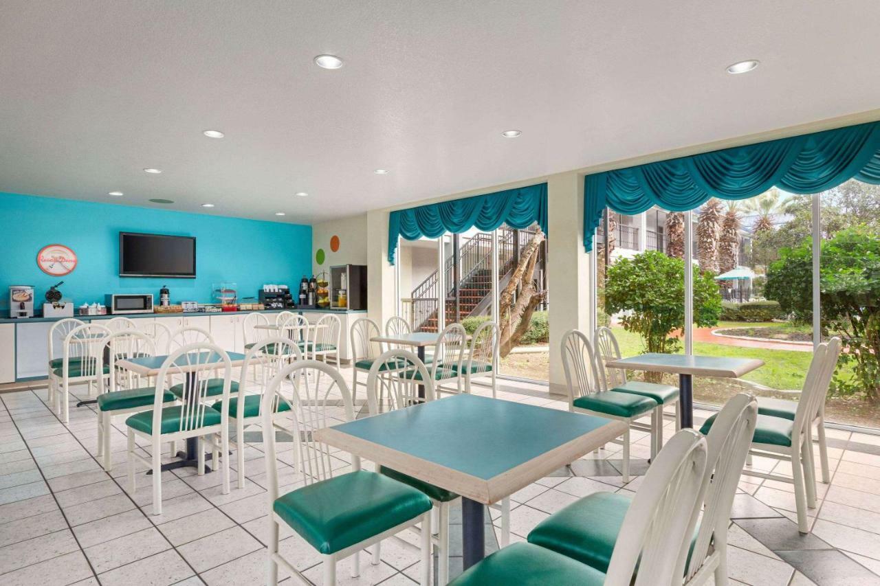 Howard Johnson By Wyndham San Antonio Hotel & Suites Bagian luar foto