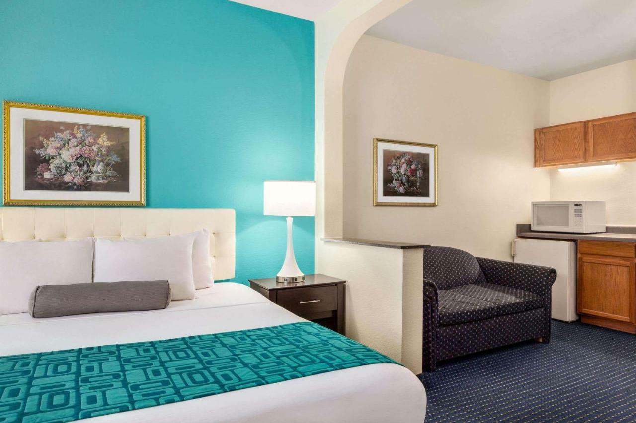 Howard Johnson By Wyndham San Antonio Hotel & Suites Bagian luar foto