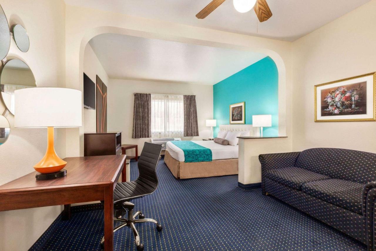 Howard Johnson By Wyndham San Antonio Hotel & Suites Bagian luar foto