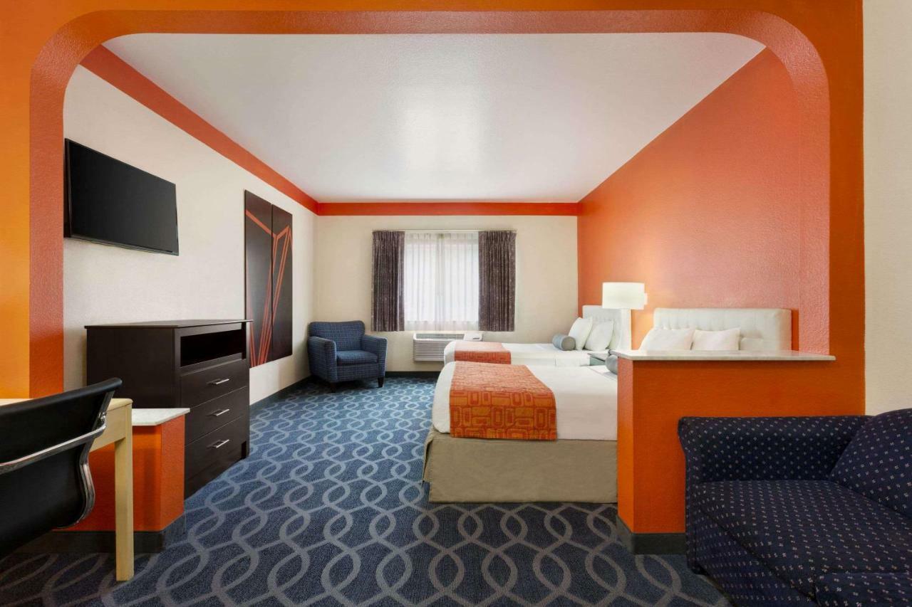 Howard Johnson By Wyndham San Antonio Hotel & Suites Bagian luar foto