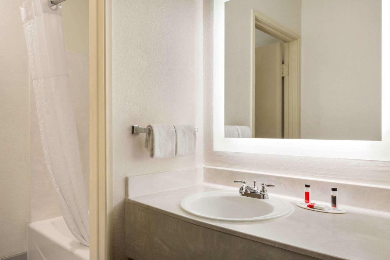 Howard Johnson By Wyndham San Antonio Hotel & Suites Bagian luar foto