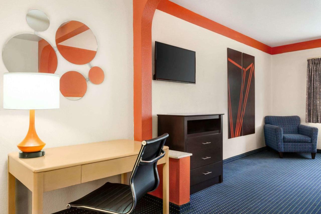 Howard Johnson By Wyndham San Antonio Hotel & Suites Bagian luar foto