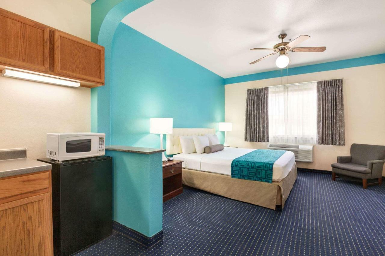 Howard Johnson By Wyndham San Antonio Hotel & Suites Bagian luar foto