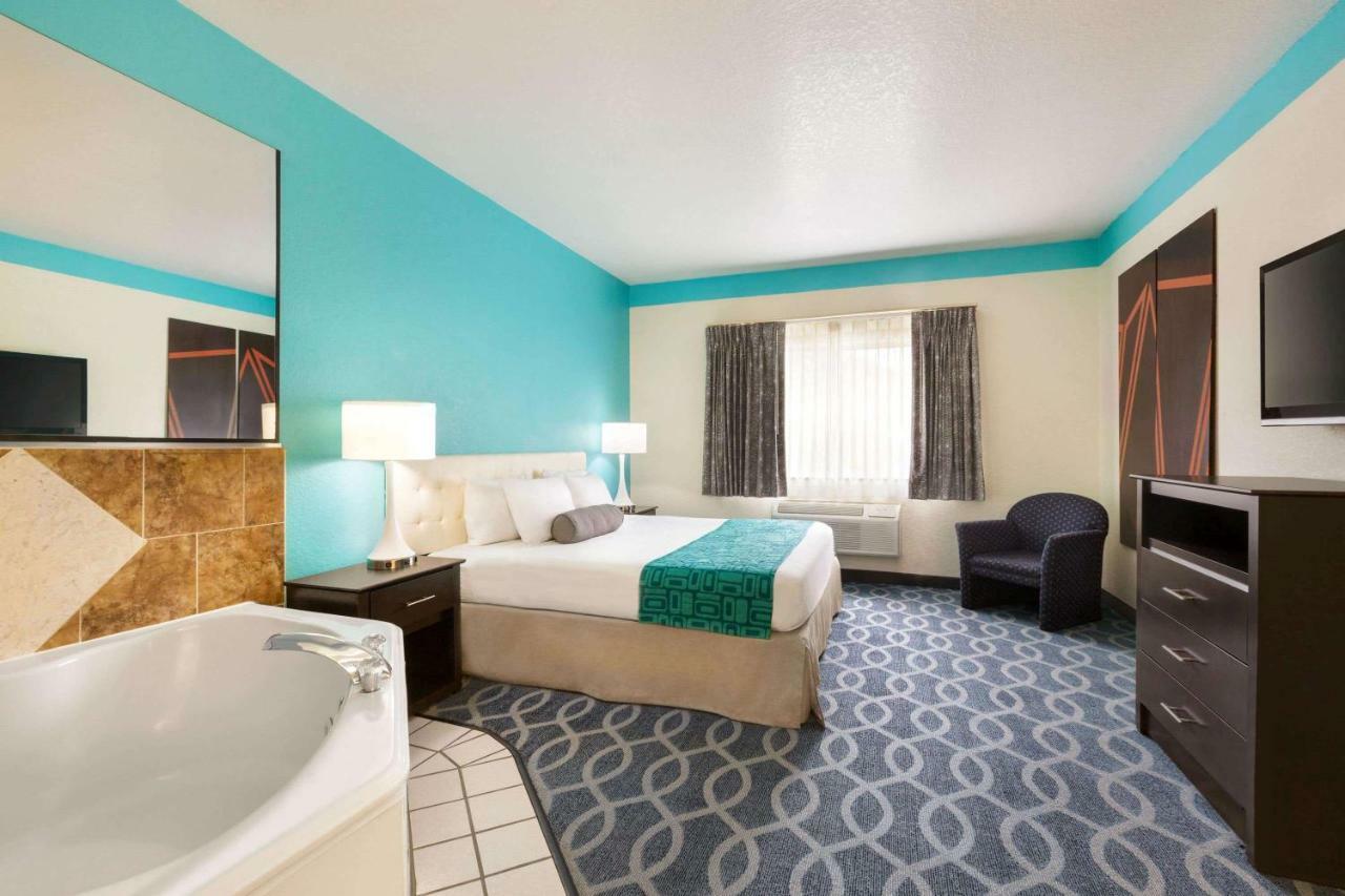 Howard Johnson By Wyndham San Antonio Hotel & Suites Bagian luar foto