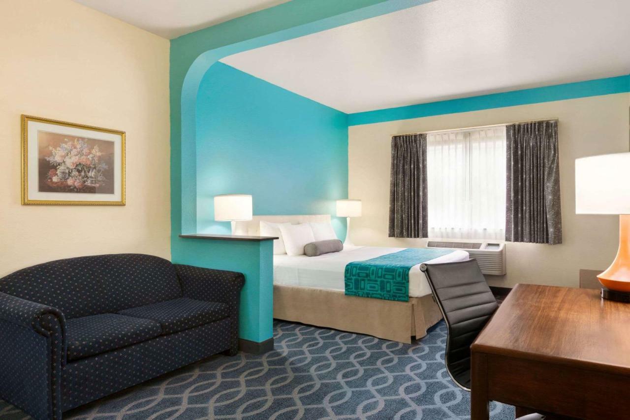 Howard Johnson By Wyndham San Antonio Hotel & Suites Bagian luar foto