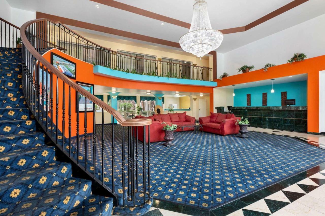 Howard Johnson By Wyndham San Antonio Hotel & Suites Bagian luar foto