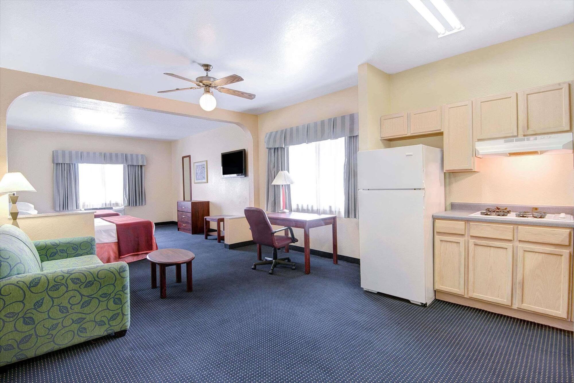 Howard Johnson By Wyndham San Antonio Hotel & Suites Bagian luar foto
