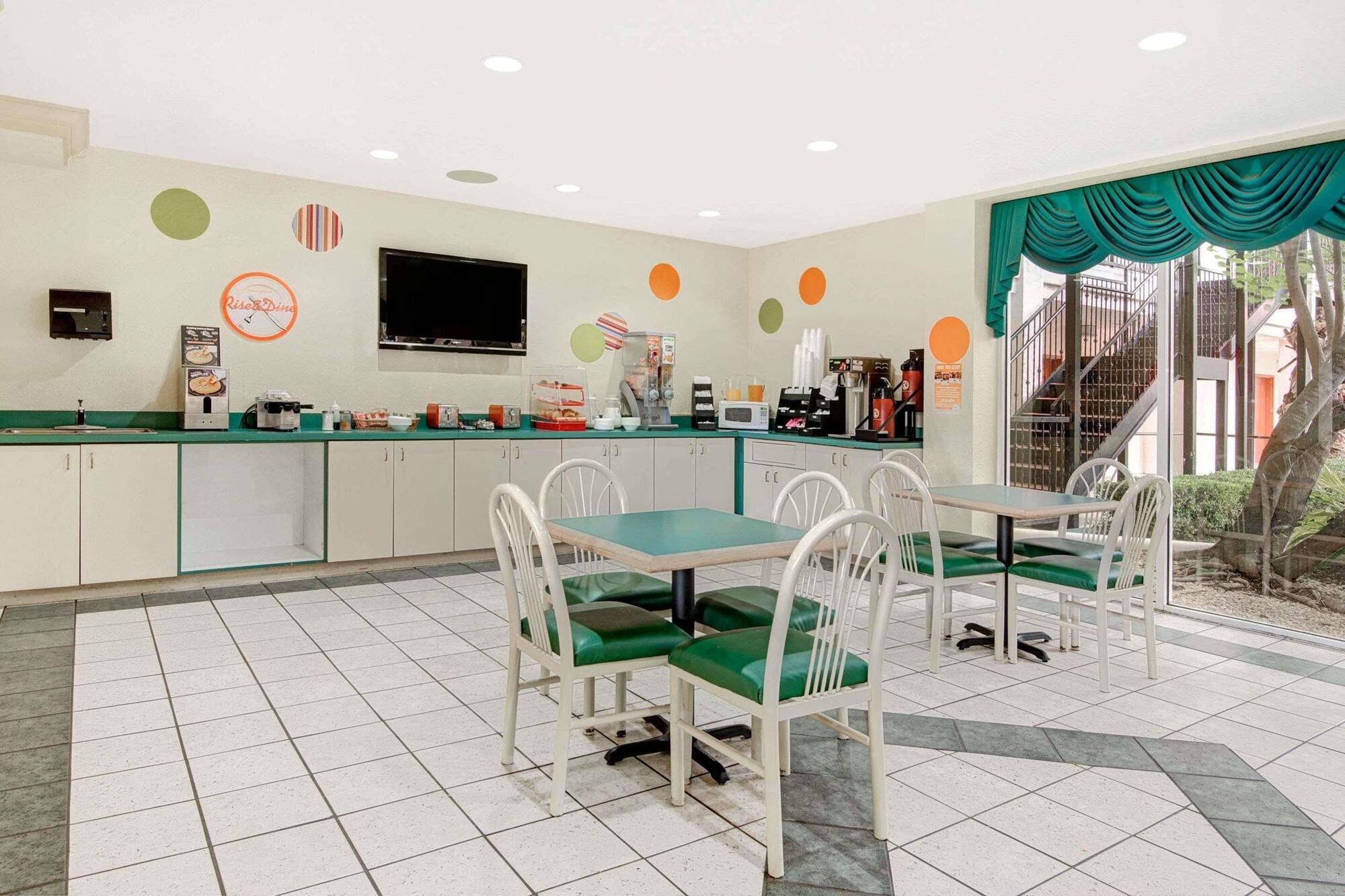 Howard Johnson By Wyndham San Antonio Hotel & Suites Bagian luar foto