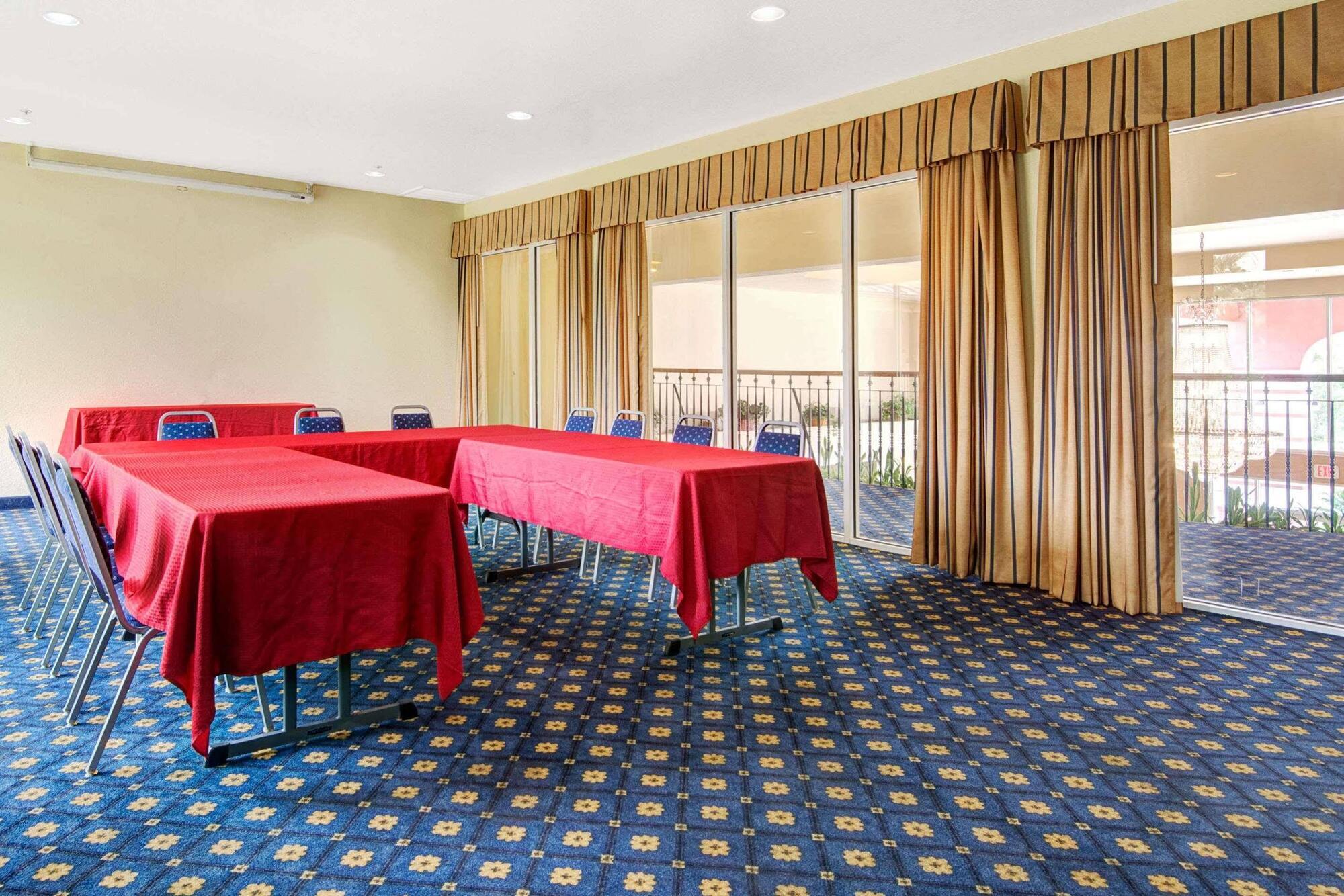 Howard Johnson By Wyndham San Antonio Hotel & Suites Bagian luar foto