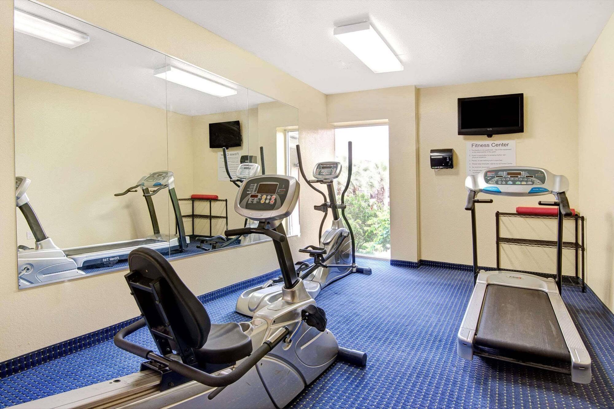 Howard Johnson By Wyndham San Antonio Hotel & Suites Bagian luar foto